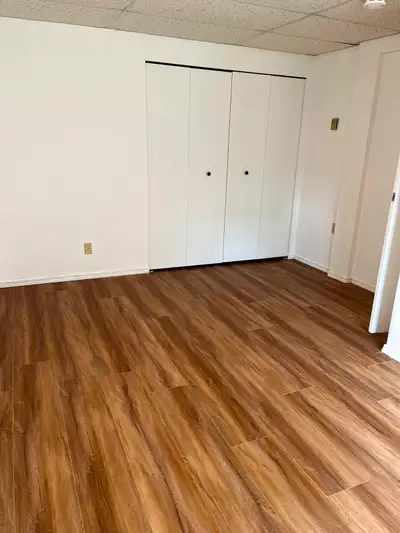 Private 2 large bedroom suite on the ground floor near Uvic for