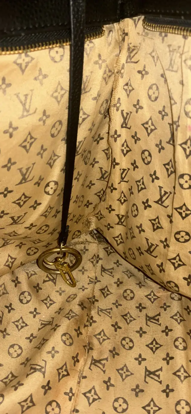 LV duffle/purse with matching clutch bag inside needs fixed in Women's - Bags & Wallets in Sudbury - Image 4