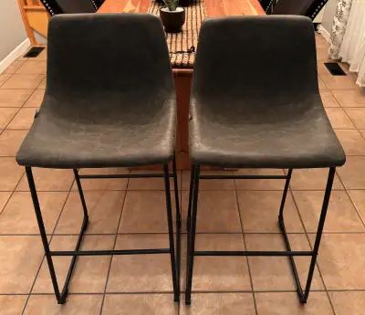Ajoutez une touche de sophistication moderne à votre cuisine ou à votre bar avec ces élégants tabour...