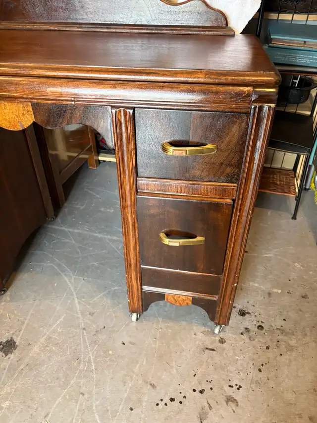 Vintage 4 Drawer Vanity with Mirror in Dressers & Wardrobes in Calgary - Image 3