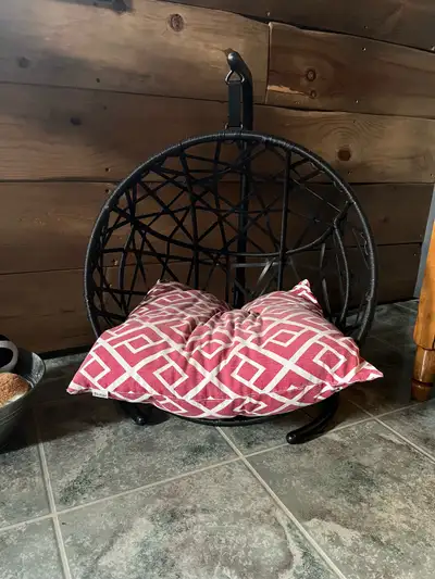 Lit suspendu pour chien ou chat. Unique en son genre! Base solide en métal.
