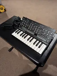 REDUCED!!! Roland SE-02 with keyboard base/dock WOA!!!
