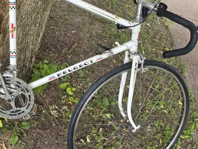 Peugeot  blanc  vintage  a vendre  a 200, View more