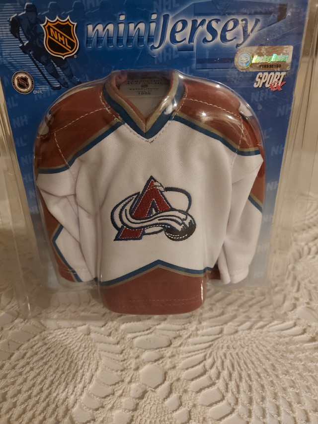 Colorado avalanche mini jersey  dans Hockey  à Calgary - Image 3