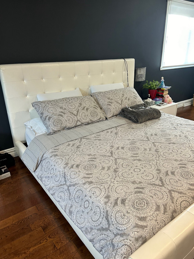 King bed frame and headboard-100$ dans Lits et matelas  à Ville de Montréal - Image 2