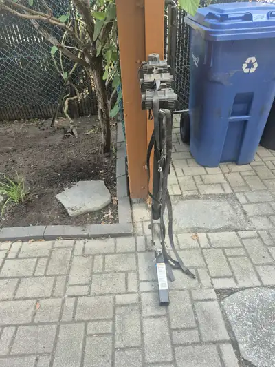 SUPPORT POUR 3 VÉLOS AVEC SERRURE ET ADAPTEURS POUR DEUX GRANDEURS D'ATTACHES POUR VOITURE