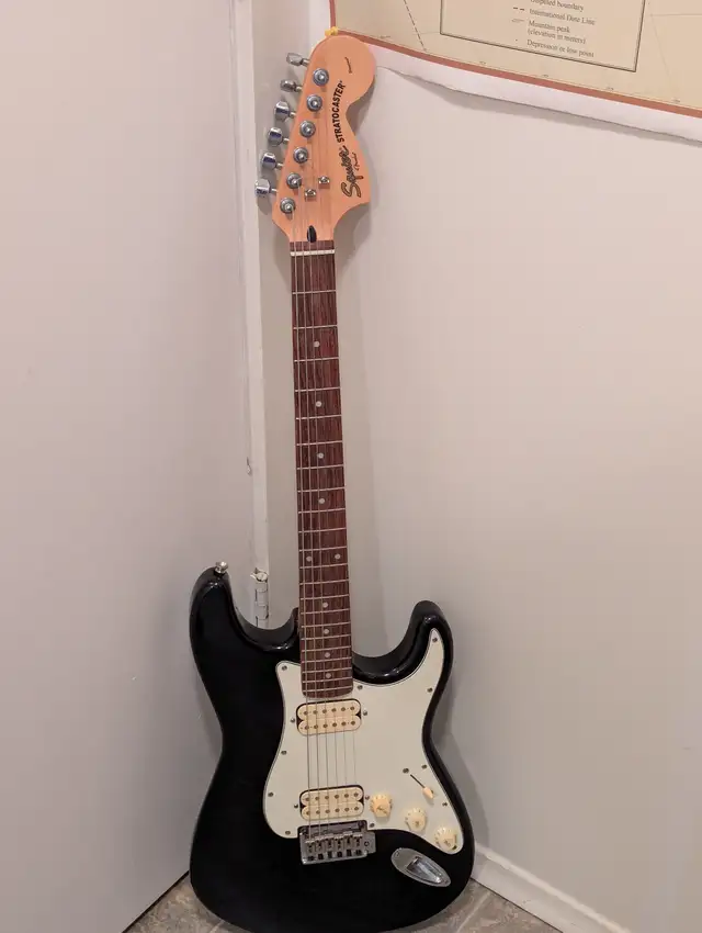 Electric Guitar Vintage 2005 Squier Stratocaster Standard Series in Guitars in Red Deer - Image 3
