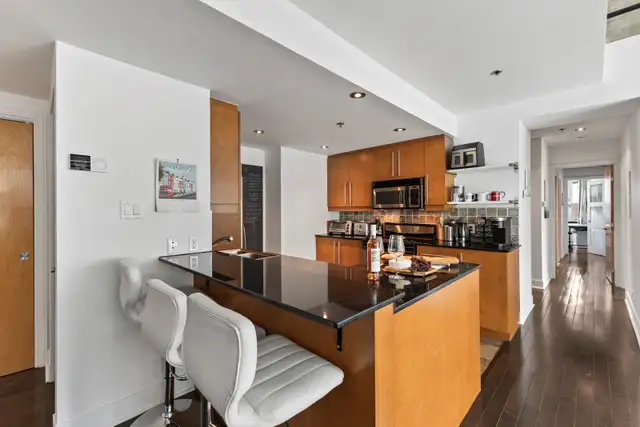 Upscale furnished rental in unbeatable location in Room Rentals & Roommates in City of Montréal - Image 18