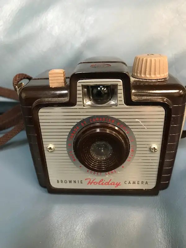 KODAK VINTAGE BROWNIE HOLIDAY CAMERA 1950s in Arts & Collectibles in Winnipeg - Image 2
