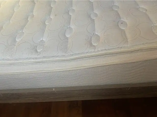 Ensemble de chambre Queen complet à vendre in Beds & Mattresses in Longueuil / South Shore - Image 5