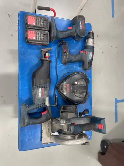 This tool set includes 2x battery’s 1x drill 1x charger 1x hacksaw 1x flashlight 1x wood saw with bl...