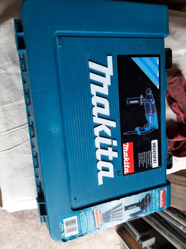 Makita hammer drill  hr2470fx1 in Power Tools in Oakville / Halton Region - Image 2