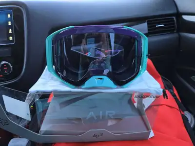 Brand new 2023 fox airspace vizen goggles. They've never been worn, I have the box and bag for them....