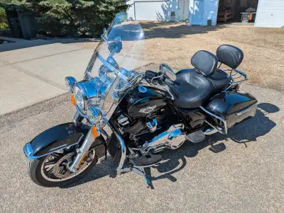 2017 Road King FLHR 107. 21000km, great shape, driver and passenger backrest, luggage rack, Bluetoot...