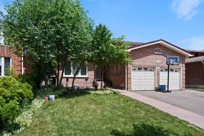 Welcome to Mossbank Drive, Brampton! Over 3000 Sq.Ft. Home Decorated In Designer Colors. A rare gem...