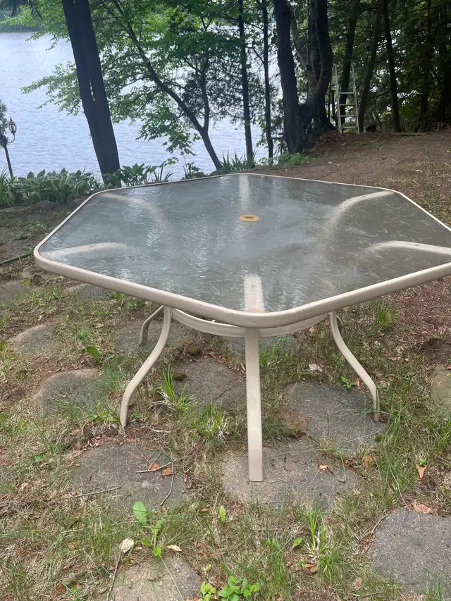 Patio  dining  table