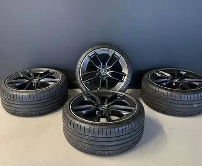 275/30r/20 x2 245/35Z/r20 x2 Mag from Mercedes E53 2021 AMG 4Matic+ Mags are like brand new Tires ha...