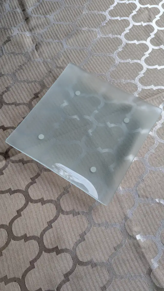 Square Frosted Glass Plate in Home Décor & Accents in Lethbridge - Image 5