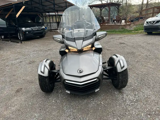 Can am Spyder F3 touring limited 2017 in Touring in Gatineau - Image 6
