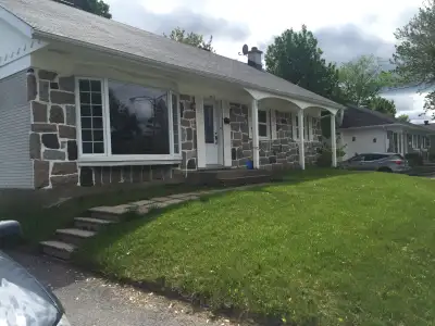 A Charlesbourg, À louer le rez- chaussée d’une maison, Grand 6 ½ Trois Chambres à coucher, Grand sal...
