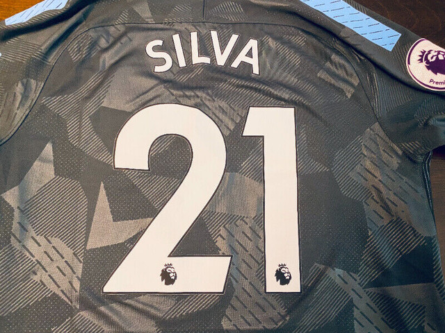 2017-2018 Rare Manchester City Third Soccer Jersey - Silva - L in Arts & Collectibles in City of Toronto - Image 4