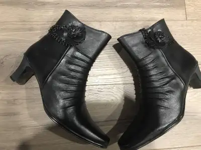 Women shoes like new size 38 (7.5), View more