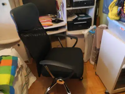 Chaise d'ordinateur noir, comme neuve, peu utilisé laissé à 45.$