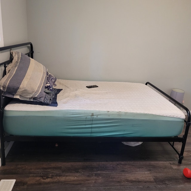 Memory foam bed+bedframe Beds & Mattresses Prince Kijiji