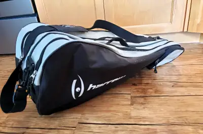 Harrow 3 racquet squash bag in black & silver. Durable 800 denier material. Softly padded inner lini...