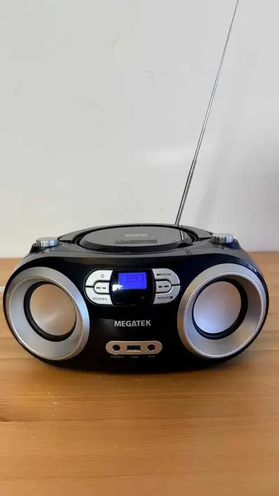 Listen to your favourite tunes with this MEGATEK portable CD player boombox! This unit is in like-ne...