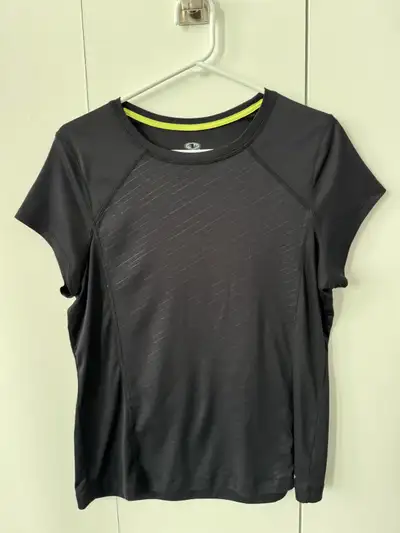 Photos 1: Athletic works, large, 2$, les 3 autres 2.50$ chaque. photos 2-3: Danskin now, large, phot...