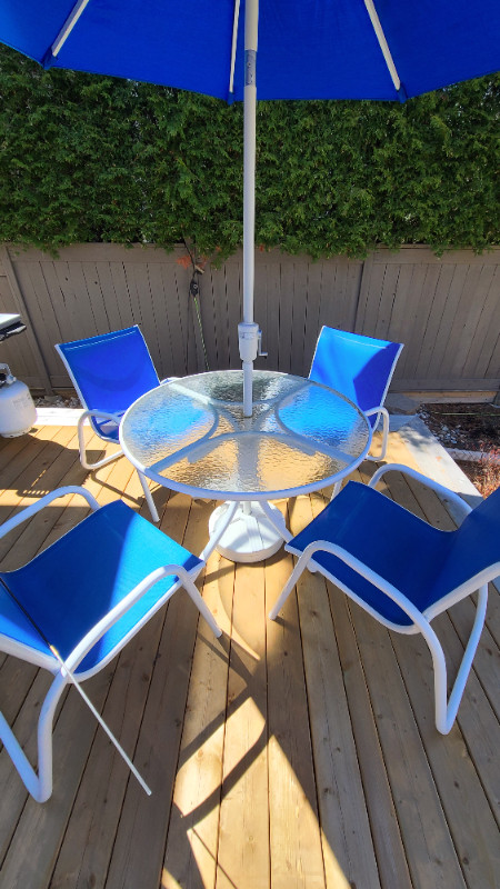 6-pc aluminum patio dining set (round table, umbrella, 4 chairs) in Patio & Garden Furniture in Ottawa - Image 3