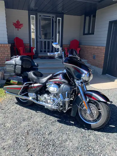 2003 103cc Screaming Eagle Ultraglide Classic. Brand new rear tire and wheel bearings, brand new LED...