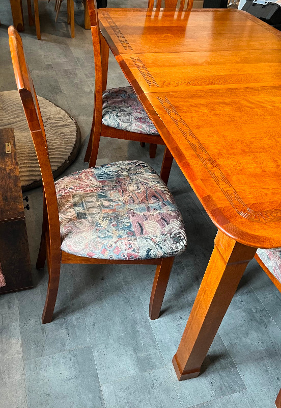 Table de cuisine avec 6 chaises dans Mobilier de salle à manger et cuisine  à Granby - Image 2