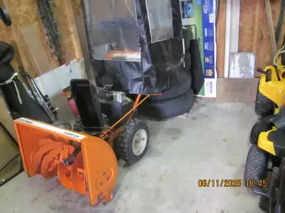 Souffleuse à neige., View more