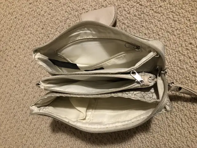 Wallets/wristlet $5-$15 in Women's - Bags & Wallets in Guelph - Image 3