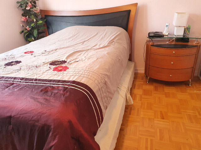 Set de lit de chambre à coucher dans Lits et matelas  à Ville de Montréal