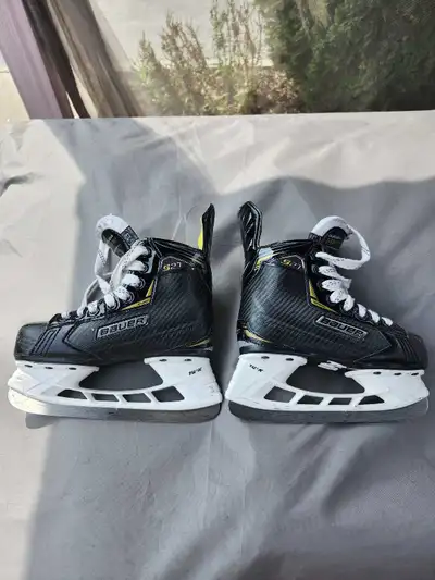 Patin hockey de marque Bauer Modèle bauer suprême S27 En très bonne condition Grandeur 13 Youth