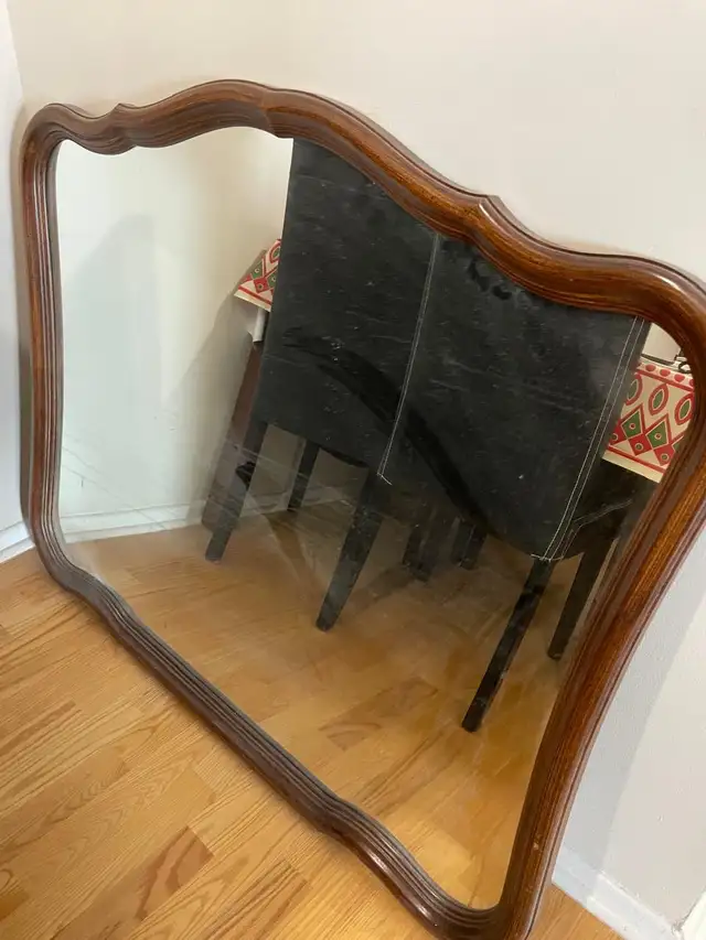 dining table with 7 chairs in Dining Tables & Sets in Ottawa - Image 4