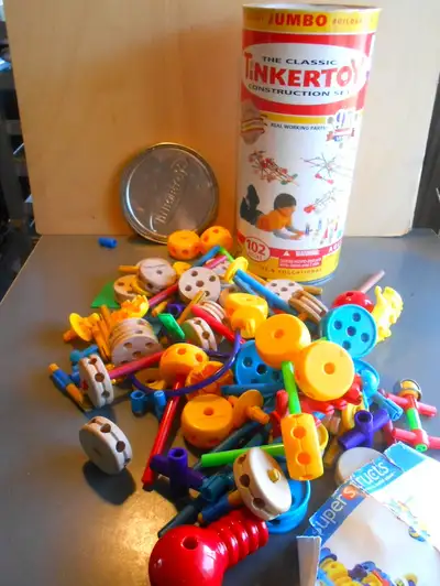 Gros contenant de jeu de construction Tinkertoy bien pleine, plus de 100 pièces.