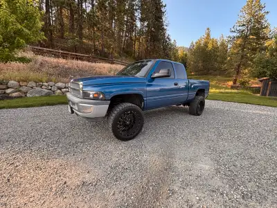Selling a 2002 dodge 2500 Cummins 223,000kms Very clean interior(normal cracked dash) Very clean ext...