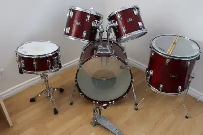 Selling a Pearl 5-piece Export drum shell kit in a wine red finish, made in Taiwan. Solid, reliable...