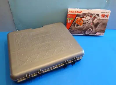 Un lot de 2 sets Meccano. Vous avez la valise Erector Meccano Race Cars, et la boite Meccano Enginee...