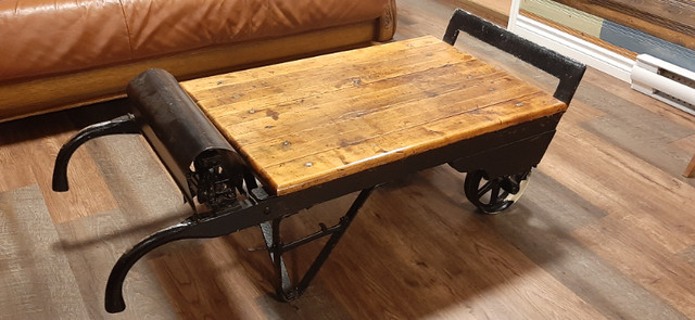 Antique Magnifique Balance à Grain Convertie en Table de Salon dans Tables basses  à Longueuil/Rive Sud - Image 2
