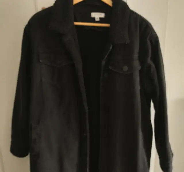 Denim and Faux-Shearling Long Coat - Unworn in Women's - Tops & Outerwear in City of Montréal - Image 4