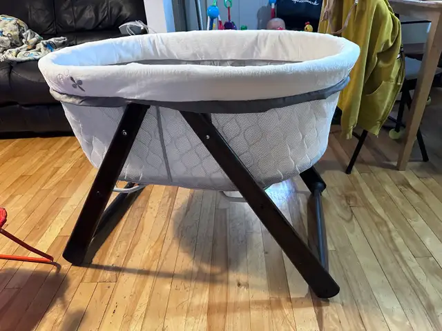 Wood Bassinet in Cribs in City of Montréal - Image 7