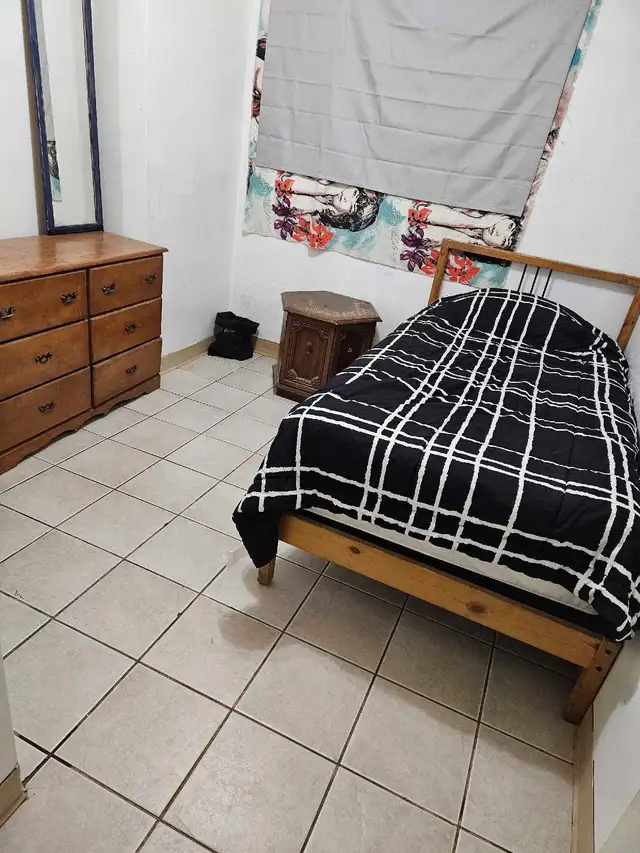 ROOM FOR MALE FURNISHED VACANT PH 4036677854 in Room Rentals & Roommates in Calgary - Image 2