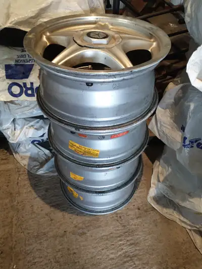 4 jantes de roue de 16" en magnésium,avec les cap de centre avec 5 stud a 68 mm entre. pour dodge ca...
