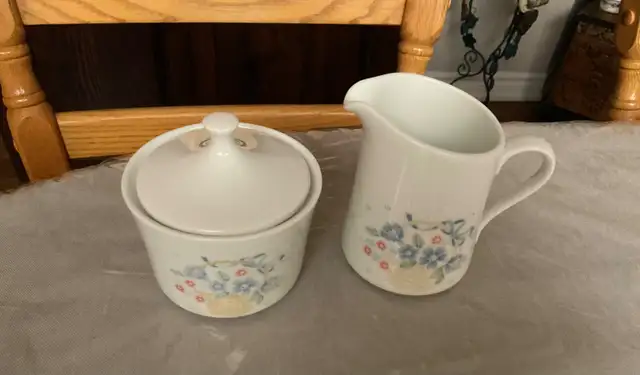 NEW CORELLE BY CORNING, COUNTRY CORNFLOWER CREAM & SUGAR SET in Kitchen & Dining Wares in Oakville / Halton Region - Image 2