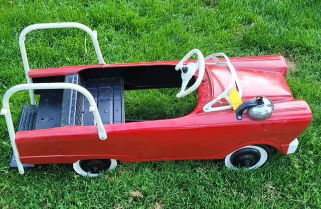 1960s Murray Super Deluxe Fire Truck Pedal Car Hook and Ladder in Arts & Collectibles in Kingston - Image 7
